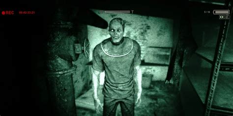 Outlast:  A Terrifying Journey Through an Abandoned Asylum!